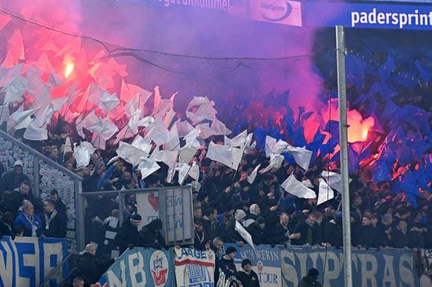 Paderborn, Home Deluxe Arena, 15.12.23, GER, Herren, 2.Bundesliga, Saison 2023-2024, SC Paderborn 07 - FC Hansa Rostock Bild: Fankurve, Fans, Fanblock Rostock mit Feuer, Rauch, Bengali, Bengalis, bengalisches Feuer, zuenden Feuerwerk, Rauchbombe Only for editorial use! DFL regulations prohibit any use of photographs as image sequences and or quasi-video. NRW Deutschland