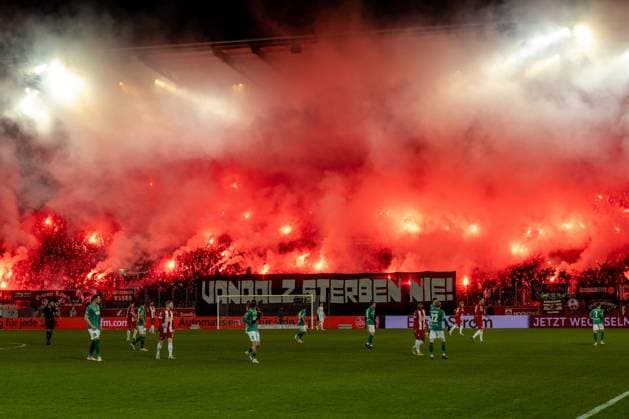 Sport Themen der Woche KW50 Sport Bilder des Tages Fussball I Herren I 3. Liga I Saison 2023 2024 I 19. Spieltag I Rot-Weiss Essen - VfB Lübeck I 15.12.2023 Pyro Show Rot-Weiss Essen Essen Stadion an der Hafenstrasse NRW Deutschland *** Soccer I Men I 3 League I Season 2023 2024 I 19 Matchday I Rot Weiss Essen VfB Lübeck I 15 12 2023 Pyro Show Rot Weiss Essen Essen Essen Stadium an der Hafenstrasse NRW Germany Copyright: xLobeca PatrickxSuephkex