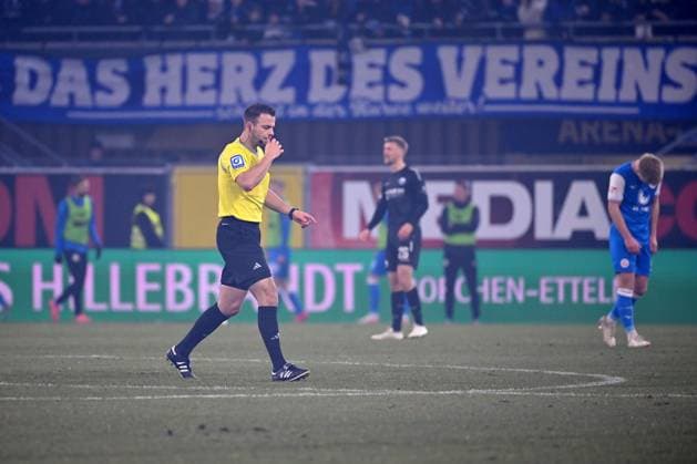 Paderborn, Home Deluxe Arena, 15.12.23, GER, Herren, 2.Bundesliga, Saison 2023-2024, SC Paderborn 07 - FC Hansa Rostock Bild: Schiedsrichter Wolfgang HASLBERGER unterbricht das Spiel Only for editorial use! DFL regulations prohibit any use of photographs as image sequences and or quasi-video. NRW Deutschland