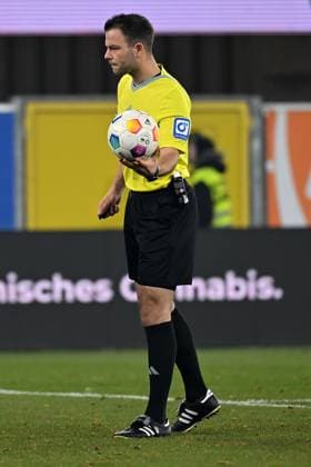 Paderborn, Home Deluxe Arena, 15.12.23, GER, Herren, 2.Bundesliga, Saison 2023-2024, SC Paderborn 07 - FC Hansa Rostock Bild: Schiedsrichter Wolfgang HASLBERGER unterbricht das Spiel Only for editorial use! DFL regulations prohibit any use of photographs as image sequences and or quasi-video. NRW Deutschland