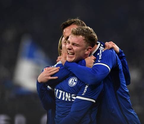 15.12.2023, Gelsenkirchen, Germany, VELTINS-Arena, FC Schalke 04 vs SpVgg Greuther Fuerth - 2. Bundesliga, Derry John Murkin (FC Schalke 04) jubelt, Jubel nach dem Tor zum 2:1 (Foto Ralf Treese) DFB DFL REGULATIONS PROHIBIT ANY USE OF PHOTOGRAPHS AS IMAGE SEQUENCES AND OR QUASI-VIDEO. Gelsenkirchen VELTINS-Arena North Rhine-Westphalia Germany *** 15 12 2023, Gelsenkirchen, Germany, VELTINS Arena, FC Schalke 04 vs SpVgg Greuther Fuerth 2 Bundesliga, Derry John Murkin FC Schalke 04 cheers, cheering after the goal to 2 1 Photo Ralf Treese DFB DFL REGULATIONS PROHIBIT ANY USE OF PHOTOGRAPHS AS IMAGE SEQUENCES AND OR QUASI VIDEO Gelsenkirchen VELTINS Arena North Rhine Westphalia Germany 521_S04FUE20231215_055 Treese-521