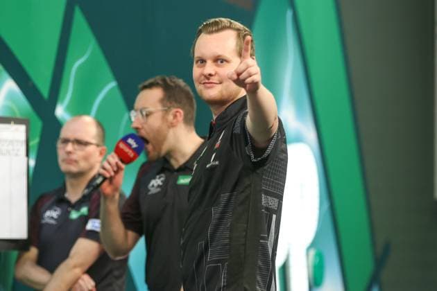 Sport Themen der Woche KW50 Darts Paddy Power 2024 PDC World Darts Championship Kevin Doets hits a 180 with the first throw of the tournament and celebrates during the 2024 PDC World Darts Championship at Alexandra Palace, London, United Kingdom on 15 December 2023. Editorial use only , Copyright: xShanexHealeyx PSI-18599-0010