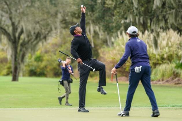 December 15, 2023, Orlando, Florida, USA: Tiger Woods reaches for a ball on the 9th green during the 2023 PNC Championship Pro-Am at Ritz-Carlton Golf Club. Orlando USA - ZUMAw109 20231215_fap_w109_016 Copyright: xDebbyxWongx