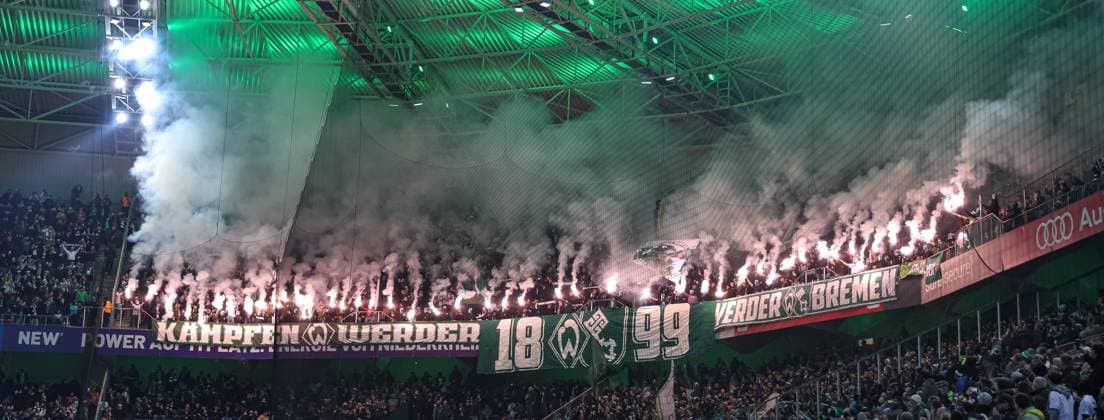 Sport Themen der Woche KW50 Sport Bilder des Tages Germany, Moenchengladbach, 15.12.2023, Borussia-Park, Borussia Moenchengladbach vs SV Werder Bremen - 1. Bundesliga, Fans von SV Werder Bremen ignite pyrotechnics around fan block Moenchengladbach Borussia-Park North Rhine-Westphalia Germany *** Germany, Moenchengladbach, 15 12 2023, Borussia Park, Borussia Moenchengladbach vs SV Werder Bremen 1 Bundesliga, Fans of SV Werder Bremen ignite pyrotechnics around fan block Moenchengladbach Borussia Park North Rhine Westphalia Germany eu-images-562