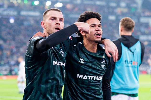 Sport Themen der Woche KW50 Sport Bilder des Tages 15.12.2023 - Fußball, 2023 2024, 1. Bundesliga, 15. Spieltag, Borussia Mönchengladbach - SV Werder Bremen: (L) Marvin Ducksch (Bremen) jubelt nach seinem Tor zum 2:2 mit (R) Justin Njinmah (Bremen) DFL REGULATIONS PROHIBIT ANY USE OF PHOTOGRAPHS AS IMAGE SEQUENCES AND OR QUASI-VIDEO. Mönchengladbach Nordrhein-Westfalen Deutschland Borussia-Park *** 15 12 2023 Soccer, 2023 2024, 1 Bundesliga, Matchday 15, Borussia Mönchengladbach SV Werder Bremen L Marvin Ducksch Bremen celebrates after his goal to 2 2 with R Justin Njinmah Bremen DFL REGULATIONS PROHIBIT ANY USE OF PHOTOGRAPHS AS IMAGE SEQUENCES AND OR QUASI VIDEO Mönchengladbach North Rhine-Westphalia Germany Borussia Park