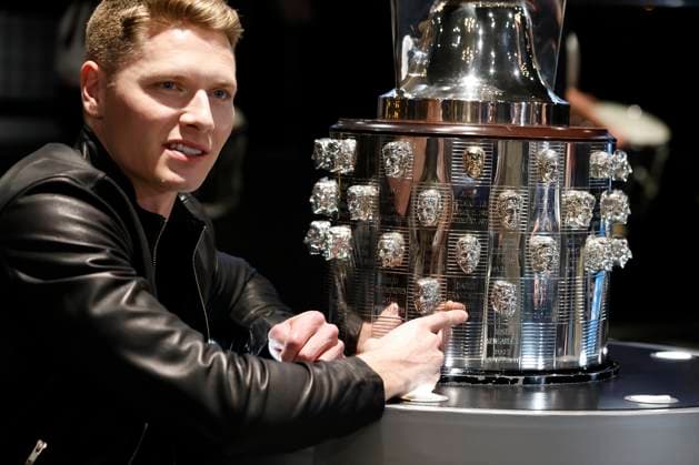 Sport Themen der Woche KW50 Sport Bilder des Tages INDIANAPOLIS, IN - DEC 15: 2023 Indy 500 winner Josef Newgarden is photographed with his sculpted likeness during an unveiling ceremony which showed the latest winner s face added to the Borg Warner Trophy which was held at the Stutz Museum in Indianapolis, Indiana. (Photo by Brian Spurlock Icon Sportswire) AUTO: DEC 15 INDY 500 Winner Josef Newgarden Borg Warner Trophy Ceremony EDITORIAL USE ONLY Icon23121550008