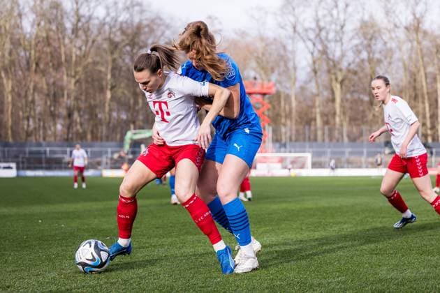 GOOGLE PIXEL Frauen Bundesliga: 1. FC Köln - SGS Essen; 16.12.2023 Zweikampf Dora Zeller (1. FC Köln, 19), Laura Pucks (SGS Essen, 15) GOOGLE PIXEL Frauen Bundesliga, 1. FC Köln - SGS Essen, Koeln, Franz-Kremer-Stadion am 16.12.2023 DFB REGULATIONS PROHIBIT ANY USE OF PHOTOGRAPHS AS IMAGE SEQUENCES AND OR QUASI-VIDEO. Copyright: xBEAUTIFULxSPORTS Wunderlx