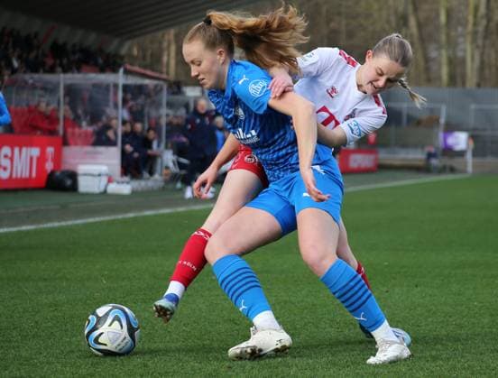 16.12.2023, xgrfx, Fussball 1.Bundesliga Damen, 1.FC Koeln - SGS Essen emspor, v.l. Laura Pucks (SGS Essen), Carlotta Imping (1.FC Köln) (DFL DFB REGULATIONS PROHIBIT ANY USE OF PHOTOGRAPHS as IMAGE SEQUENCES and or QUASI-VIDEO) Koeln