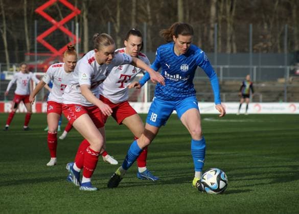 16.12.2023, xgrfx, Fussball 1.Bundesliga Damen, 1.FC Koeln - SGS Essen emspor, v.l. Lena Ostermeier (SGS Essen) (DFL DFB REGULATIONS PROHIBIT ANY USE OF PHOTOGRAPHS as IMAGE SEQUENCES and or QUASI-VIDEO) Koeln