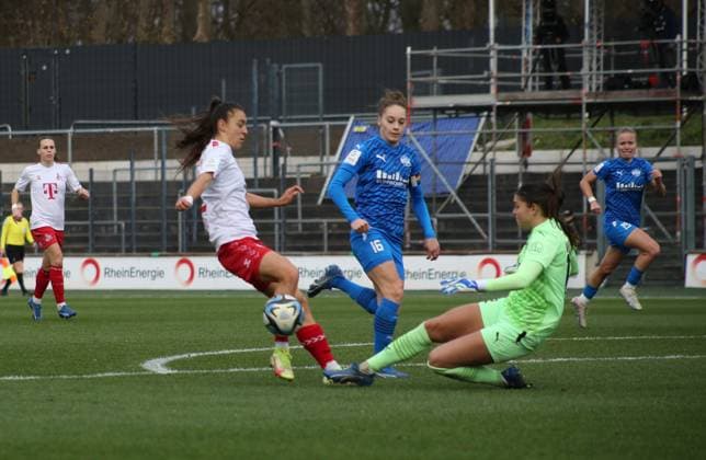 16.12.2023, xgrfx, Fussball 1.Bundesliga Damen, 1.FC Koeln - SGS Essen emspor, v.l. Natalia Padilla (1.FC Köln), Sophia Winkler (SGS Essen) (DFL DFB REGULATIONS PROHIBIT ANY USE OF PHOTOGRAPHS as IMAGE SEQUENCES and or QUASI-VIDEO) Koeln