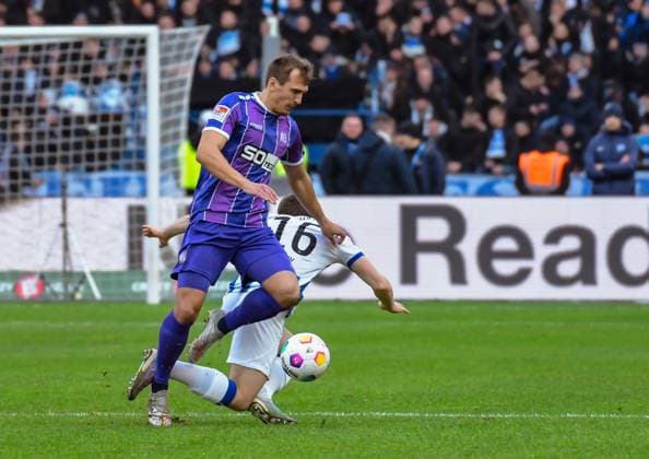 Fussball 2. Bundesliga, Hertha BSC - VfL Osnabrück 16.12.2023, xdanx, Fussball 2. Bundesliga, Hertha BSC - VfL Osnabrück, v.l. Robert Tesche (VfL Osnabrück 8),Jonjoe Kenny (Hertha BSC 16),Zweikampf, Duell, Kampf, tackle (DFL DFB REGULATIONS PROHIBIT ANY USE OF PHOTOGRAPHS as IMAGE SEQUENCES and or QUASI-VIDEO) Foto: Daniel Lakomski Mix1 Berlin Olympiastadion Berlin Berlin Deutschland (DE)