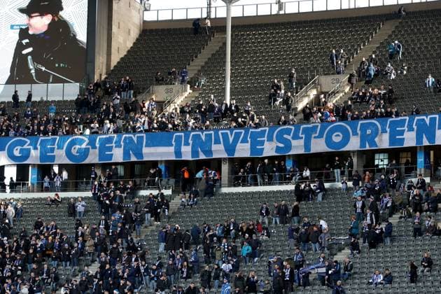 Sport Themen der Woche KW50 16.12.2023, xtgx, Fussball 2.Bundesliga, Hertha BSC Berlin - VfL Osnabrück emspor, v.l. Symbolbild Stadion Tribuene Tribüne Protest Aktion Protestaktion Boykott Stimmungsboykott Investoren DFL Investorendeal Schweigen (DFL DFB REGULATIONS PROHIBIT ANY USE OF PHOTOGRAPHS as IMAGE SEQUENCES and or QUASI-VIDEO) Berlin *** 16 12 2023, xtgx, Fußball 2 Bundesliga, Hertha BSC Berlin VfL Osnabrück emspor, v l Symbolbild Stadion Tribuene Tribüne Protest Aktion Protestaktion Boykott Stimmungsboykott Investoren DFL Investorendeal Schweigen DFL DFB REGULATIONS PROHIBIT ANY USE OF PHOTOGRAPHS as IMAGE SEQUENCES and or QUASI VIDEO Berlin