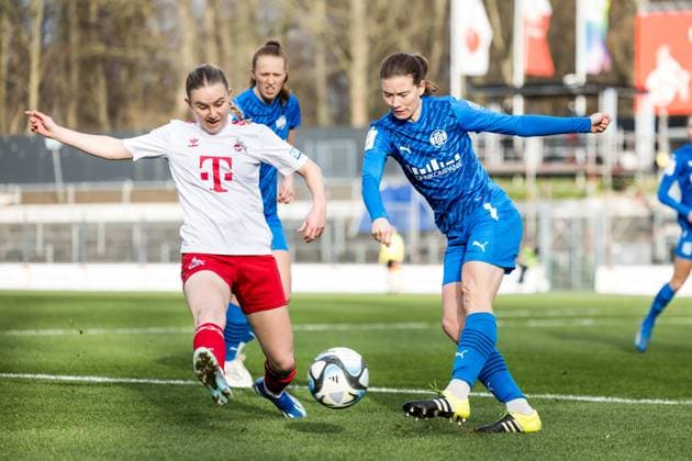 GOOGLE PIXEL Frauen Bundesliga: 1. FC Köln - SGS Essen; 16.12.2023 Zweikampf Carlotta Imping (1. FC Köln, 14), Lena Ostermeier (SGS Essen, 18) GOOGLE PIXEL Frauen Bundesliga, 1. FC Köln - SGS Essen, Koeln, Franz-Kremer-Stadion am 16.12.2023 DFB REGULATIONS PROHIBIT ANY USE OF PHOTOGRAPHS AS IMAGE SEQUENCES AND OR QUASI-VIDEO. Copyright: xBEAUTIFULxSPORTS Wunderlx