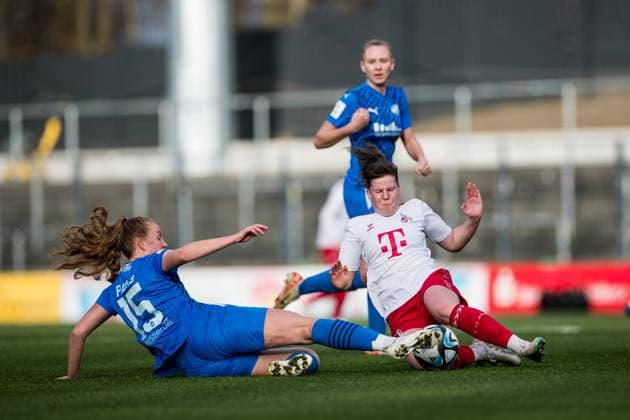 GOOGLE PIXEL Frauen Bundesliga: 1. FC Köln - SGS Essen; 16.12.2023 Zweikampf Laura Pucks (SGS Essen, 15), Adriana Achcinska (1. FC Köln, 9) GOOGLE PIXEL Frauen Bundesliga, 1. FC Köln - SGS Essen, Koeln, Franz-Kremer-Stadion am 16.12.2023 DFB REGULATIONS PROHIBIT ANY USE OF PHOTOGRAPHS AS IMAGE SEQUENCES AND OR QUASI-VIDEO. Copyright: xBEAUTIFULxSPORTS Wunderlx