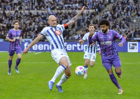 Fussball 2. Bundesliga, Hertha BSC - VfL Osnabrück 16.12.2023, xdanx, Fussball 2. Bundesliga, Hertha BSC - VfL Osnabrück, v.l. Toni Leistner (Hertha BSC 37),Noel Niemann (VfL Osnabrück 7),Zweikampf, Duell, Kampf, tackle (DFL DFB REGULATIONS PROHIBIT ANY USE OF PHOTOGRAPHS as IMAGE SEQUENCES and or QUASI-VIDEO) Foto: Daniel Lakomski Mix1 Berlin Olympiastadion Berlin Berlin Deutschland (DE)