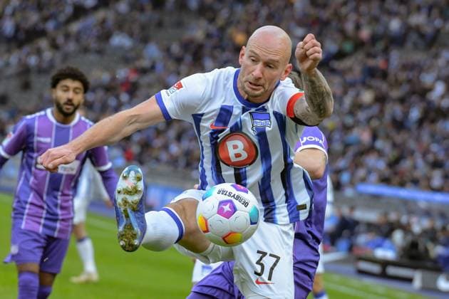 Fussball 2. Bundesliga, Hertha BSC - VfL Osnabrück 16.12.2023, xdanx, Fussball 2. Bundesliga, Hertha BSC - VfL Osnabrück, v.l. Toni Leistner (Hertha BSC 37),Zweikampf, Duell, Kampf, tackle (DFL DFB REGULATIONS PROHIBIT ANY USE OF PHOTOGRAPHS as IMAGE SEQUENCES and or QUASI-VIDEO) Foto: Daniel Lakomski Mix1 Berlin Olympiastadion Berlin Berlin Deutschland (DE)
