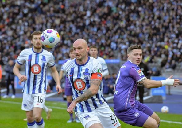 Fussball 2. Bundesliga, Hertha BSC - VfL Osnabrück 16.12.2023, xdanx, Fussball 2. Bundesliga, Hertha BSC - VfL Osnabrück, v.l. Toni Leistner (Hertha BSC 37),Erik Engelhardt (VfL Osnabrück 9),Zweikampf, Duell, Kampf, tackle (DFL DFB REGULATIONS PROHIBIT ANY USE OF PHOTOGRAPHS as IMAGE SEQUENCES and or QUASI-VIDEO) Foto: Daniel Lakomski Mix1 Berlin Olympiastadion Berlin Berlin Deutschland (DE)