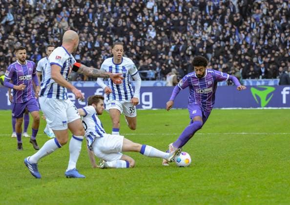 Fussball 2. Bundesliga, Hertha BSC - VfL Osnabrück 16.12.2023, xdanx, Fussball 2. Bundesliga, Hertha BSC - VfL Osnabrück, v.l. Toni Leistner (Hertha BSC 37),Jonjoe Kenny (Hertha BSC 16),Derry Scherhant (Hertha BSC 39),Noel Niemann (VfL Osnabrück 7),Zweikampf, Duell, Kampf, tackle (DFL DFB REGULATIONS PROHIBIT ANY USE OF PHOTOGRAPHS as IMAGE SEQUENCES and or QUASI-VIDEO) Foto: Daniel Lakomski Mix1 Berlin Olympiastadion Berlin Berlin Deutschland (DE)