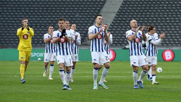 Florian Niederlechner, Haris Tabakovic, Marton Dardai zu den Fans klatschend vor dem Spiel Fußball Fussball DFL 2.Bundesliga Herren 17.Spieltag Saison 2023 2024 16.12.2023 Hertha BSC Berlin vs. VfL Osnabrück DFL regulations prohibit any use of photographs as image sequences and or quasi-video