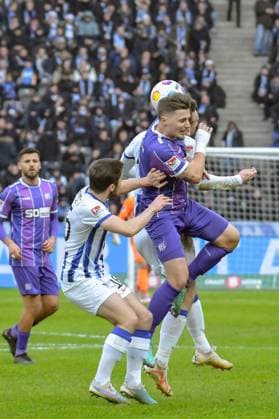 Fussball 2. Bundesliga, Hertha BSC - VfL Osnabrück 16.12.2023, xdanx, Fussball 2. Bundesliga, Hertha BSC - VfL Osnabrück, v.l. Jonjoe Kenny (Hertha BSC 16),Erik Engelhardt (VfL Osnabrück 9),Zweikampf, Duell, Kampf, tackle (DFL DFB REGULATIONS PROHIBIT ANY USE OF PHOTOGRAPHS as IMAGE SEQUENCES and or QUASI-VIDEO) Foto: Daniel Lakomski Mix1 Berlin Olympiastadion Berlin Berlin Deutschland (DE)