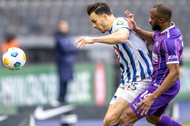 Berlin, 16.12.23, Fussball, 2.Bundesliga, 17. Spieltag, Hertha BSC - VfL Osnabrueck, Olympiastadion. Oumar Diakhite von VfL Osnabrueck kaempft gegen Berlins Haris Tabakovic um den Ball. DFL regulations and DFB regulations prohibit any use of photographs as image sequences and or quasi-video, Foto: Andreas Gora Hertha BSC - VfL Osnabrueck