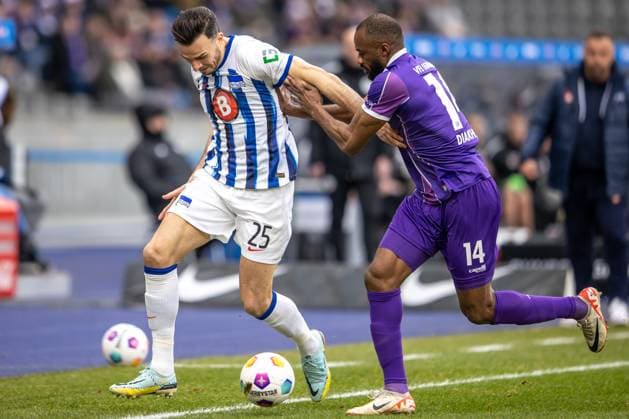 Berlin, 16.12.23, Fussball, 2.Bundesliga, 17. Spieltag, Hertha BSC - VfL Osnabrueck, Olympiastadion. Oumar Diakhite von VfL Osnabrueck kaempft gegen Berlins Haris Tabakovic um den Ball. DFL regulations and DFB regulations prohibit any use of photographs as image sequences and or quasi-video, Foto: Andreas Gora Hertha BSC - VfL Osnabrueck