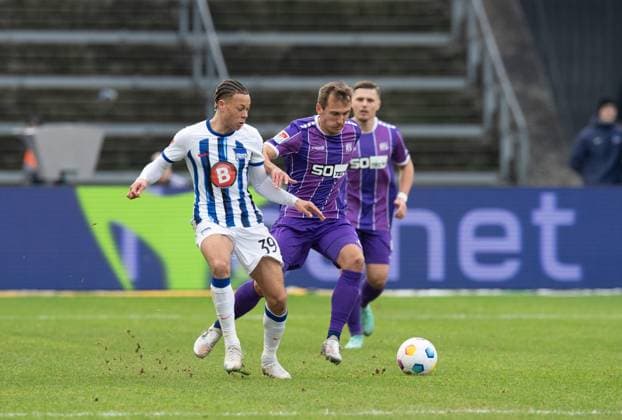 Fussball, Herren, Saison 2023 2024, 2. Bundesliga (17. Spieltag), Hertha BSC - VfL Osnabrück, v. l. Derry Scherhant (Hertha BSC), Robert Tesche (VfL Osnabrück), 16.12. 2023,