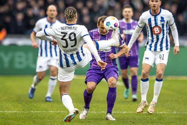 Berlin, 16.12.23, Fussball, 2.Bundesliga, 17. Spieltag, Hertha BSC - VfL Osnabrueck, Olympiastadion. Robert Tesche von VfL Osnabrueck kaempft gegen Berlins Derry Scherhant um den Ball. DFL regulations and DFB regulations prohibit any use of photographs as image sequences and or quasi-video, Foto: Andreas Gora Hertha BSC - VfL Osnabrueck