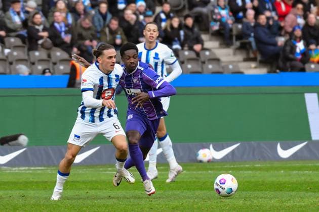 Fussball 2. Bundesliga, Hertha BSC - VfL Osnabrück 16.12.2023, xdanx, Fussball 2. Bundesliga, Hertha BSC - VfL Osnabrück, v.l. Michal Karbownik (Hertha BSC 6),Maxwell Gyamfi (VfL Osnabrück 4),Zweikampf, Duell, Kampf, tackle (DFL DFB REGULATIONS PROHIBIT ANY USE OF PHOTOGRAPHS as IMAGE SEQUENCES and or QUASI-VIDEO) Foto: Daniel Lakomski Mix1 Berlin Olympiastadion Berlin Berlin Deutschland (DE)
