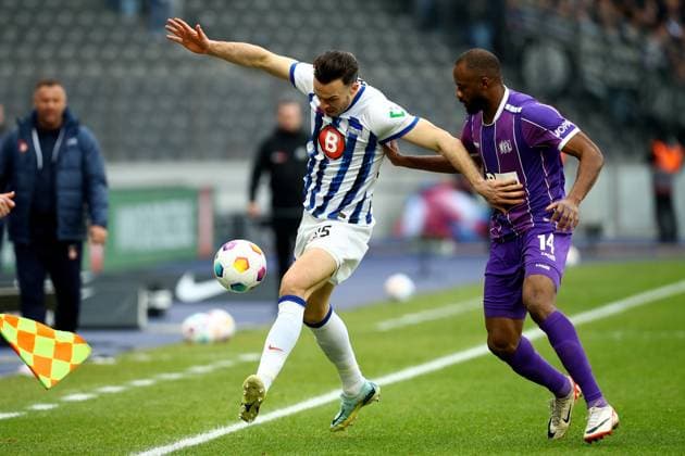 16.12.2023, xtgx, Fussball 2.Bundesliga, Hertha BSC Berlin - VfL Osnabrück emspor, v.l. Haris Tabakovic (Hertha BSC Berlin) Oumar Diakhite (VfL Osnabrueck Osnabrück) Zweikampf, Aktion, action, battle for the ball (DFL DFB REGULATIONS PROHIBIT ANY USE OF PHOTOGRAPHS as IMAGE SEQUENCES and or QUASI-VIDEO) Berlin