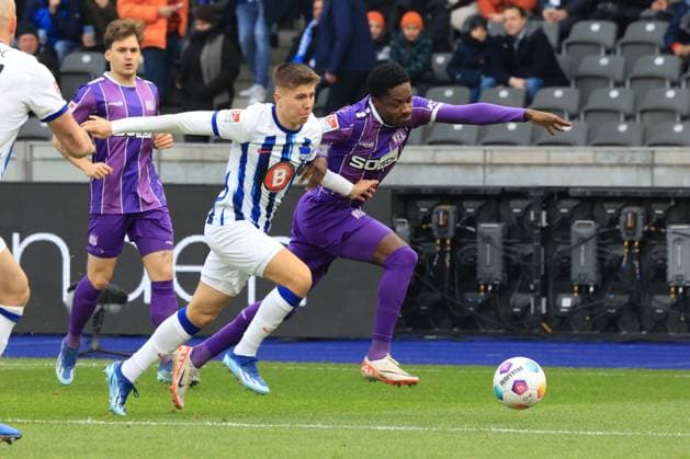 DEU, DFL, 2. FBL, Hertha BSC vs. VFL Osnabrueck, 16.12.2023, Berliner Olympiastadion, Berlin, DEU, DFL, 2. FBL, Hertha BSC vs. VFL Osnabrueck, im Bild Gustav Christensen (Hertha BSC Berlin 26), Youssef Amyn (VFL Osnabrueck 17) DFL - regulations prohibit any use of Photographs as image sequences and or quasi-video Foto: Juergen Engler nordphoto GmbH