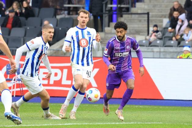 DEU, DFL, 2. FBL, Hertha BSC vs. VFL Osnabrueck, 16.12.2023, Berliner Olympiastadion, Berlin, DEU, DFL, 2. FBL, Hertha BSC vs. VFL Osnabrueck, im Bild Marton Dardai (Hertha BSC Berlin 31), Pascal Klemens (Hertha BSC Berlin 41), Maurice Multhaup (VFL Osnabrueck 7) DFL - regulations prohibit any use of Photographs as image sequences and or quasi-video Foto: Juergen Engler nordphoto GmbH