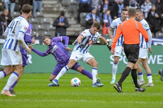 Fussball 2. Bundesliga, Hertha BSC - VfL Osnabrück 16.12.2023, xdanx, Fussball 2. Bundesliga, Hertha BSC - VfL Osnabrück, v.l. Michael Cuisance (VfL Osnabrück 27),Florian Niederlechner (Hertha BSC 7),Zweikampf, Duell, Kampf, tackle (DFL DFB REGULATIONS PROHIBIT ANY USE OF PHOTOGRAPHS as IMAGE SEQUENCES and or QUASI-VIDEO) Foto: Daniel Lakomski Mix1 Berlin Olympiastadion Berlin Berlin Deutschland (DE)