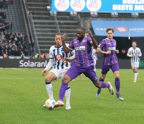 Fussball, Herren, Saison 2023 2024, 2. Bundesliga (17. Spieltag), Hertha BSC - VfL Osnabrück, v. l. Derry Scherhant (Hertha BSC), Oumar Diakhite (VfL Osnabrück), 16.12. 2023,