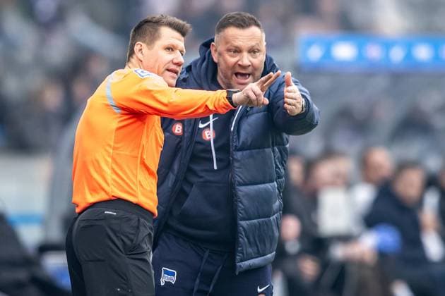 Sport Themen der Woche KW50 Berlin, 16.12.23, Fussball, 2.Bundesliga, 17. Spieltag, Hertha BSC - VfL Osnabrueck, Olympiastadion. Trainer Pal Dardai von Hertha BSC steht gestikulierend am Spielfeldrand und diskutiert mit dem Schiedsrichter. DFL regulations and DFB regulations prohibit any use of photographs as image sequences and or quasi-video, Foto: Andreas Gora Hertha BSC - VfL Osnabrueck *** Berlin, 16 12 23, Soccer, 2 Bundesliga, Matchday 17, Hertha BSC VfL Osnabrueck, Olympiastadion Coach Pal Dardai of Hertha BSC stands on the sidelines gesticulating and discussing with the referee DFL regulations and DFB regulations prohibit any use of photographs as image sequences and or quasi video, Foto Andreas Gora Hertha BSC VfL Osnabrueck