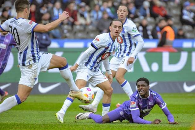 Fussball 2. Bundesliga, Hertha BSC - VfL Osnabrück 16.12.2023, xdanx, Fussball 2. Bundesliga, Hertha BSC - VfL Osnabrück, v.l. Marc Oliver Kempf (Hertha BSC 20),Michal Karbownik (Hertha BSC 6),Christian Conteh (VfL Osnabrück 17),Zweikampf, Duell, Kampf, tackle (DFL DFB REGULATIONS PROHIBIT ANY USE OF PHOTOGRAPHS as IMAGE SEQUENCES and or QUASI-VIDEO) Foto: Daniel Lakomski Mix1 Berlin Olympiastadion Berlin Berlin Deutschland (DE)