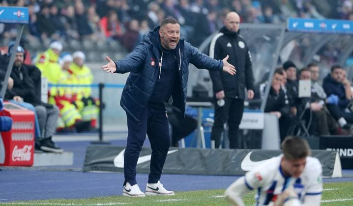 Trainer Pal Dardai zeigend, gestikulierend, schimpfend Einzelbild Freisteller Aktion Fußball Fussball DFL 2.Bundesliga Herren 17.Spieltag Saison 2023 2024 16.12.2023 Hertha BSC Berlin vs. VfL Osnabrück DFL regulations prohibit any use of photographs as image sequences and or quasi-video