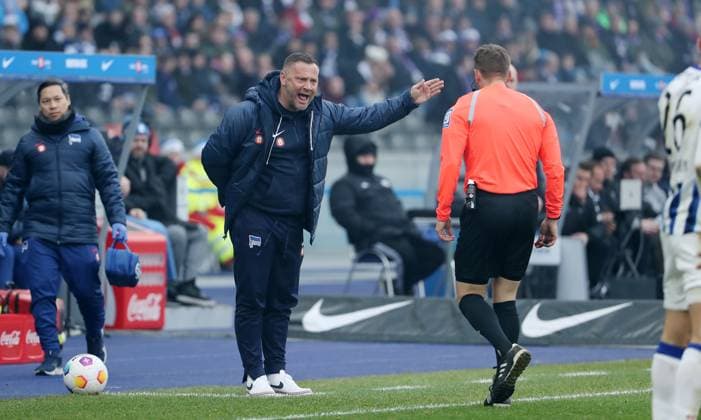 Trainer Pal Dardai redet mit Schiedsrichter Patrick Ittrich Fußball Fussball DFL 2.Bundesliga Herren 17.Spieltag Saison 2023 2024 16.12.2023 Hertha BSC Berlin vs. VfL Osnabrück DFL regulations prohibit any use of photographs as image sequences and or quasi-video