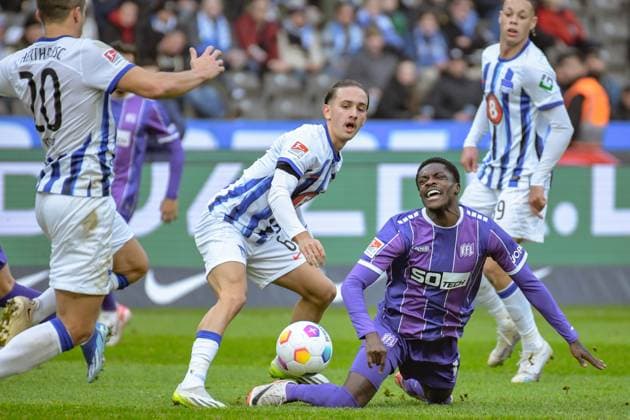 Fussball 2. Bundesliga, Hertha BSC - VfL Osnabrück 16.12.2023, xdanx, Fussball 2. Bundesliga, Hertha BSC - VfL Osnabrück, v.l. Michal Karbownik (Hertha BSC 6),Christian Conteh (VfL Osnabrück 17),Zweikampf, Duell, Kampf, tackle (DFL DFB REGULATIONS PROHIBIT ANY USE OF PHOTOGRAPHS as IMAGE SEQUENCES and or QUASI-VIDEO) Foto: Daniel Lakomski Mix1 Berlin Olympiastadion Berlin Berlin Deutschland (DE)