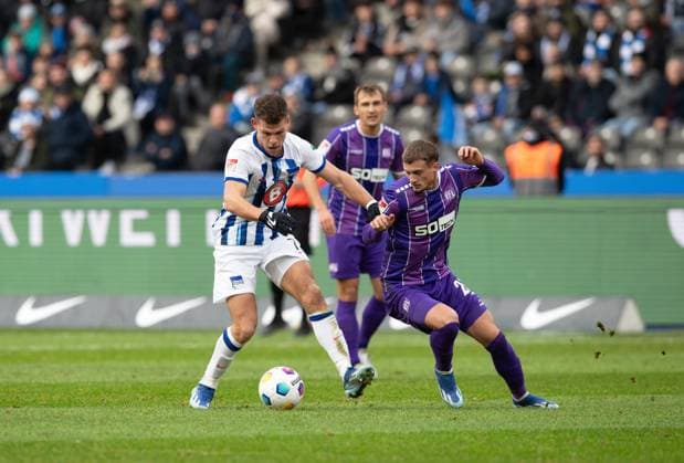 Fussball, Herren, Saison 2023 2024, 2. Bundesliga (17. Spieltag), Hertha BSC - VfL Osnabrück, v. l. Florian Niederlechner (Hertha BSC), Michael Cuisance (VfL Osnabrück), 16.12. 2023,