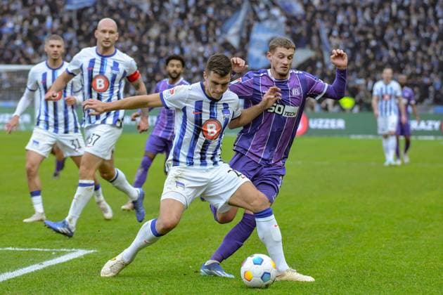 Fussball 2. Bundesliga, Hertha BSC - VfL Osnabrück 16.12.2023, xdanx, Fussball 2. Bundesliga, Hertha BSC - VfL Osnabrück, v.l. Marc Oliver Kempf (Hertha BSC 20),Michael Cuisance (VfL Osnabrück 27),Zweikampf, Duell, Kampf, tackle (DFL DFB REGULATIONS PROHIBIT ANY USE OF PHOTOGRAPHS as IMAGE SEQUENCES and or QUASI-VIDEO) Foto: Daniel Lakomski Mix1 Berlin Olympiastadion Berlin Berlin Deutschland (DE)