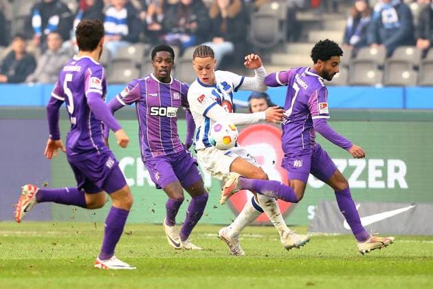 16.12.2023, xtgx, Fussball 2.Bundesliga, Hertha BSC Berlin - VfL Osnabrück emspor, v.l. Christian Conteh (VfL Osnabrueck Osnabrück) Derry Scherhant (Hertha BSC Berlin) Noel Niemann (VfL Osnabrueck Osnabrück) Zweikampf, Aktion, action, battle for the ball (DFL DFB REGULATIONS PROHIBIT ANY USE OF PHOTOGRAPHS as IMAGE SEQUENCES and or QUASI-VIDEO) Berlin