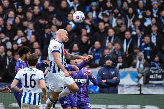Fussball 2. Bundesliga, Hertha BSC - VfL Osnabrück 16.12.2023, xdanx, Fussball 2. Bundesliga, Hertha BSC - VfL Osnabrück, v.l. Toni Leistner (Hertha BSC 37),Zweikampf, Duell, Kampf, tackle (DFL DFB REGULATIONS PROHIBIT ANY USE OF PHOTOGRAPHS as IMAGE SEQUENCES and or QUASI-VIDEO) Foto: Daniel Lakomski Mix1 Berlin Olympiastadion Berlin Berlin Deutschland (DE)