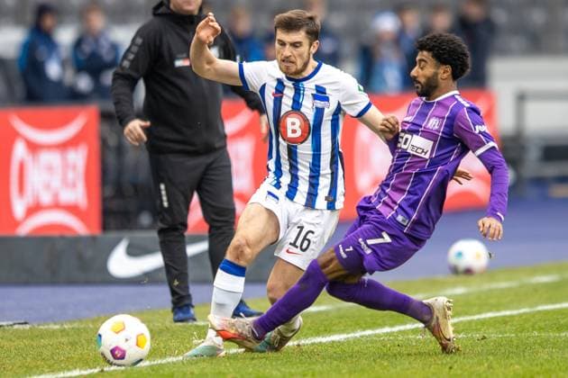 Berlin, 16.12.23, Fussball, 2.Bundesliga, 17. Spieltag, Hertha BSC - VfL Osnabrueck, Olympiastadion. Berlins Jonjoe Kenny kaempft gegen Noel Niemann von VfL Osnabrueck um den Ball. DFL regulations and DFB regulations prohibit any use of photographs as image sequences and or quasi-video, Foto: Andreas Gora Hertha BSC - VfL Osnabrueck