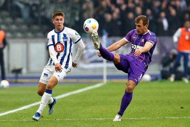 16.12.2023, xtgx, Fussball 2.Bundesliga, Hertha BSC Berlin - VfL Osnabrück emspor, v.l. Gustav Christensen (Hertha BSC Berlin) Robert Tesche (VfL Osnabrueck Osnabrück) Zweikampf, Aktion, action, battle for the ball (DFL DFB REGULATIONS PROHIBIT ANY USE OF PHOTOGRAPHS as IMAGE SEQUENCES and or QUASI-VIDEO) Berlin