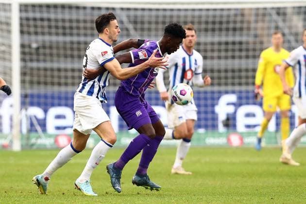 16.12.2023, xtgx, Fussball 2.Bundesliga, Hertha BSC Berlin - VfL Osnabrück emspor, v.l. Haris Tabakovic (Hertha BSC Berlin) Maxwell Gyamfi (VfL Osnabrueck Osnabrück) Zweikampf, Aktion, action, battle for the ball (DFL DFB REGULATIONS PROHIBIT ANY USE OF PHOTOGRAPHS as IMAGE SEQUENCES and or QUASI-VIDEO) Berlin