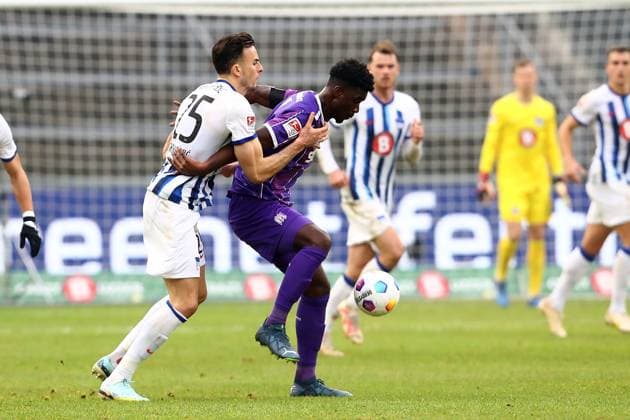 16.12.2023, xtgx, Fussball 2.Bundesliga, Hertha BSC Berlin - VfL Osnabrück emspor, v.l. Haris Tabakovic (Hertha BSC Berlin) Maxwell Gyamfi (VfL Osnabrueck Osnabrück) Zweikampf, Aktion, action, battle for the ball (DFL DFB REGULATIONS PROHIBIT ANY USE OF PHOTOGRAPHS as IMAGE SEQUENCES and or QUASI-VIDEO) Berlin