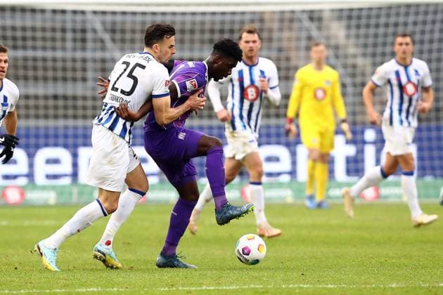 16.12.2023, xtgx, Fussball 2.Bundesliga, Hertha BSC Berlin - VfL Osnabrück emspor, v.l. Haris Tabakovic (Hertha BSC Berlin) Maxwell Gyamfi (VfL Osnabrueck Osnabrück) Zweikampf, Aktion, action, battle for the ball (DFL DFB REGULATIONS PROHIBIT ANY USE OF PHOTOGRAPHS as IMAGE SEQUENCES and or QUASI-VIDEO) Berlin