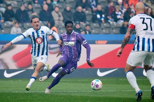 Christian Conthe (Vfl Osnabrueck, 17), Toni Leistner (Hertha BSC, 37) GER, Hertha BSC vs. Vfl Osnabrueck, Fussball Herren, 2. Bundesliga, Saison 2023 2024, 17. Spieltag, 16.12.2023. (DFL REGULATIONS PROHIBIT ANY USE OF PHOTOGRAPHS AS IMAGE SEQUENCES AND OR QUASI - VIDEO). GER, Hertha BSC vs. Vfl Osnabrueck, Fussball Herren, 2. Bundesliga, Saison 2023 2024, 17. Spieltag, 16.12.2023. Berlin