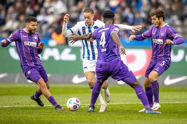 Berlin, 16.12.23, Fussball, 2.Bundesliga, 17. Spieltag, Hertha BSC - VfL Osnabrueck, Olympiastadion. Berlins Derry Scherhant kaempft gegen Maxwell Gyamfi von VfL Osnabrueck um den Ball. DFL regulations and DFB regulations prohibit any use of photographs as image sequences and or quasi-video, Foto: Andreas Gora Hertha BSC - VfL Osnabrueck